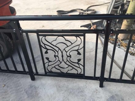 陽臺(tái)護(hù)欄有哪些樣式？陽臺(tái)護(hù)欄樣式如下：