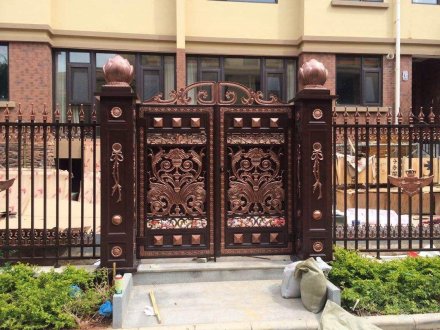 鋁藝大門定做時應考慮的4方面問題