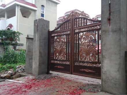 別墅庭院大門濰坊鋁藝大門需要精心呵護