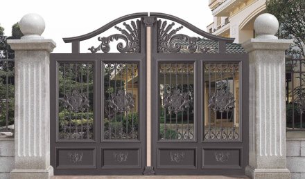 精雕細琢的鋁藝大門滿足人們的需求