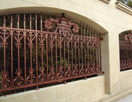 圍墻護欄是怎么來安裝的