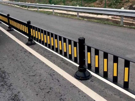 交通護欄的種類及各分類的規模，要求和用途有